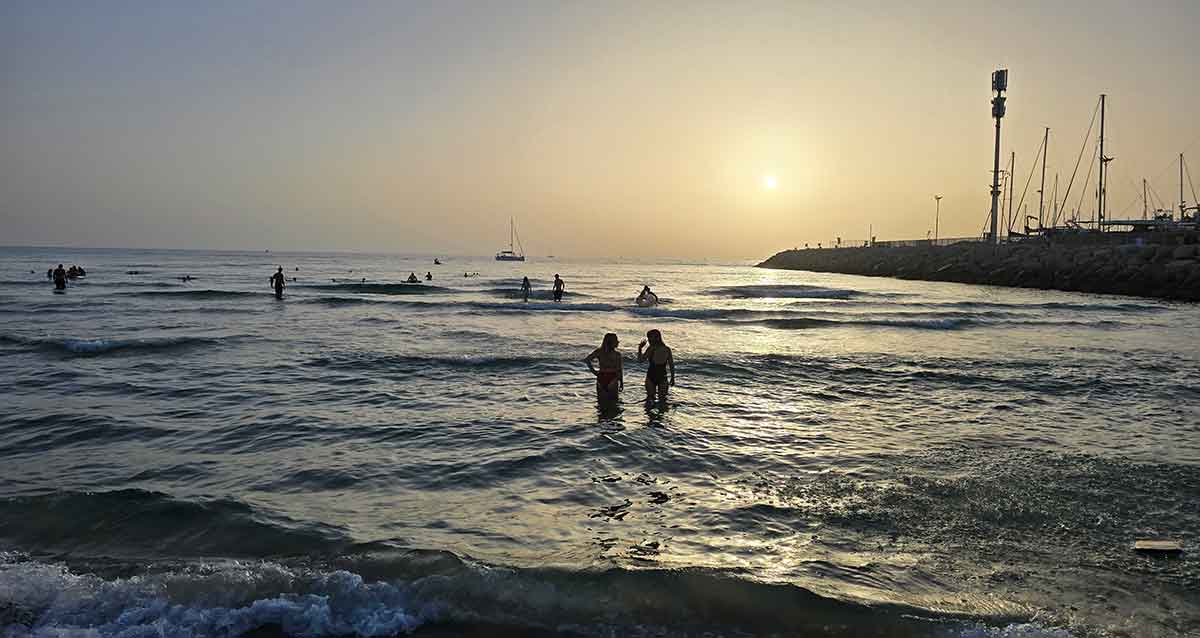 מתרחצים בחוף הדרומי הרצליה, צמוד למרינה