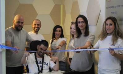 גוזרים את הסרט למרכז המוסיקה החדש עבור אנשים עם מוגבלויות מורכבות. צילום: עמותת בית הגלגלים