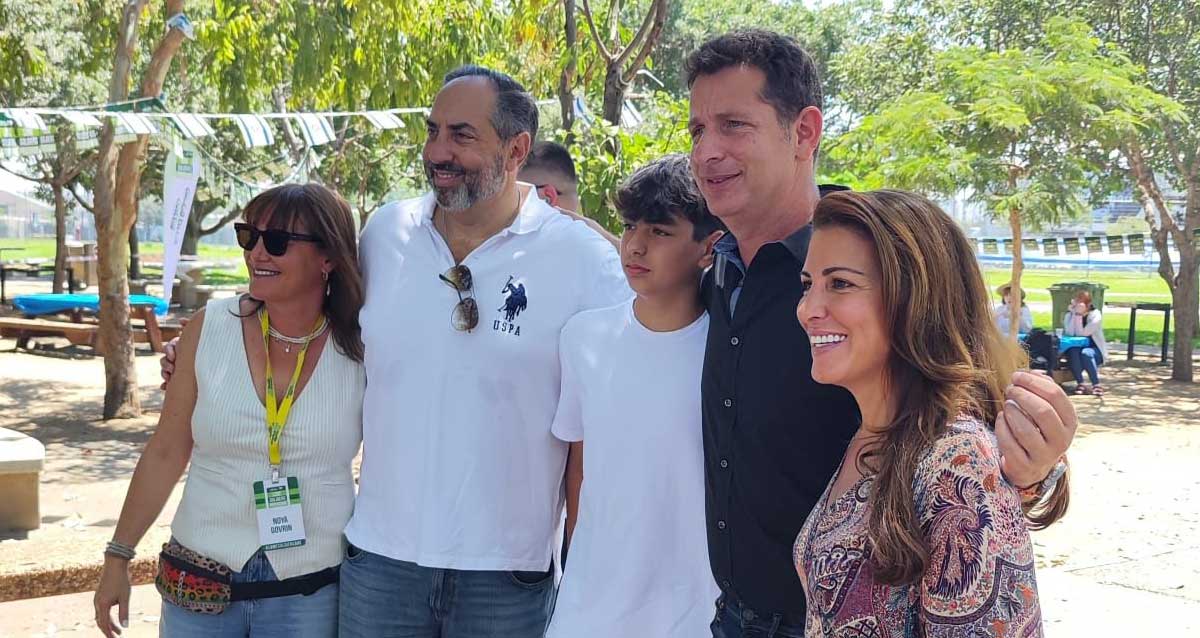 ראש עיריית הרצליה יריב פישר, הנער אדם יערי ובני משפחתו באירוע למען החיילים הבודדים. צילום: עיריית הרצליה