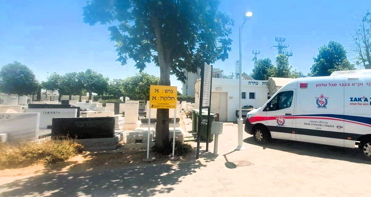 הפעוטה מועברת לקבורה. צילום: דוברות זק"א