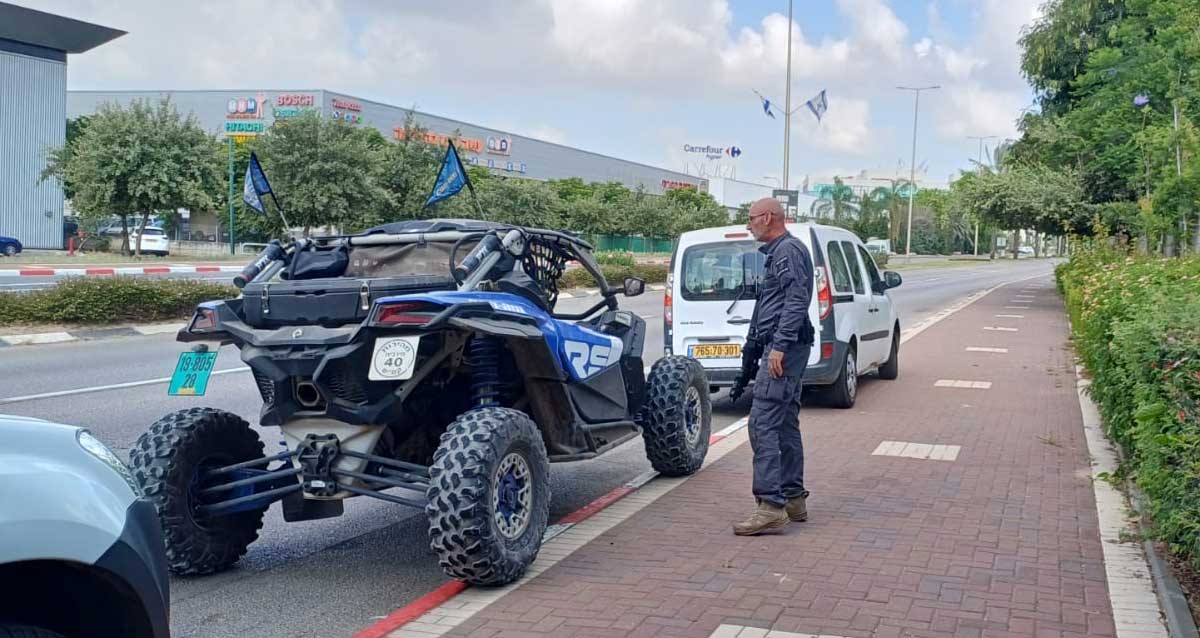עצירת רכב שטח באגי שנסע בפראות בכפר סבא