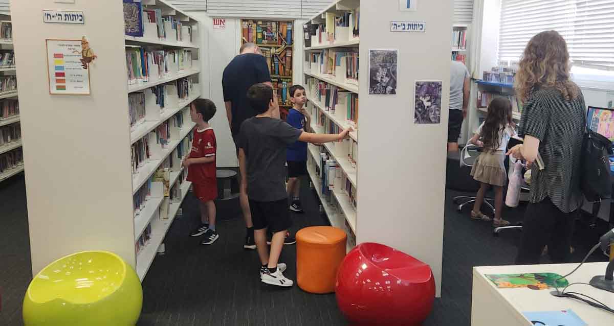 ילדים והורים בוחרים ספרים בספרייה העירונית בהרצליה