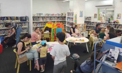 הורים, ילדים ופעוטות בספרייה העירונית בהרצליה בשבת