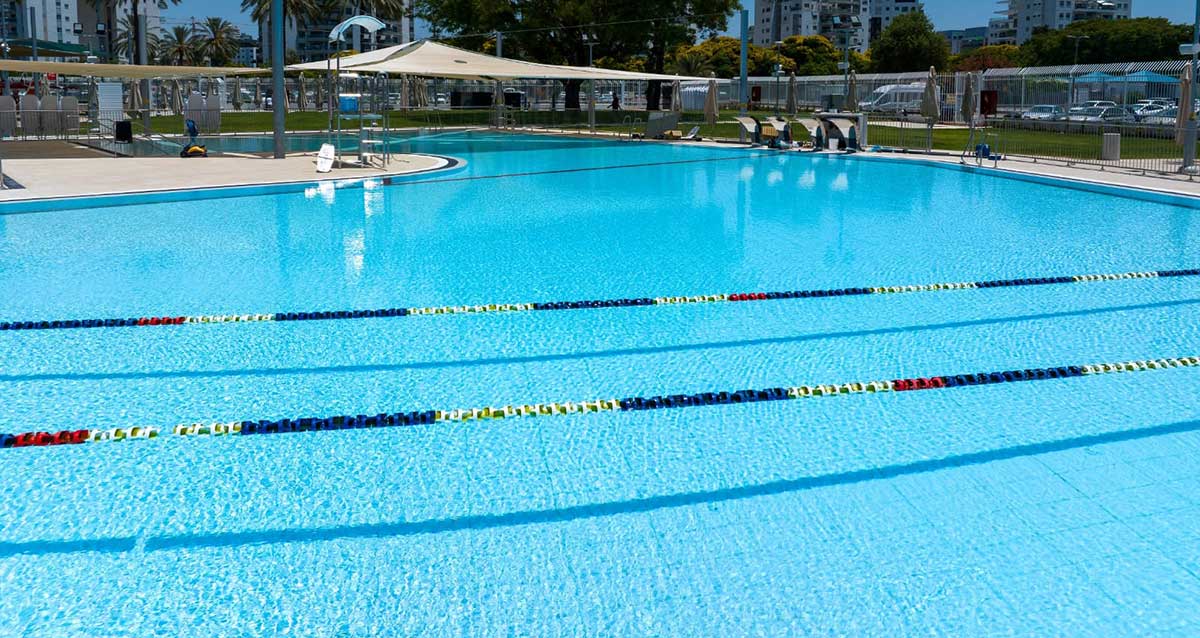בריכה חיצונית בקאנטרי קלאב הרצליה