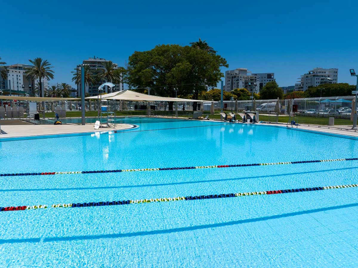 בריכה חיצונית בקאנטרי קלאב הרצליה