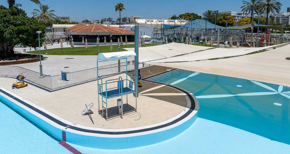 סוכת מציל ובריכה חיצונית בקאנטרי קלאב הרצליה