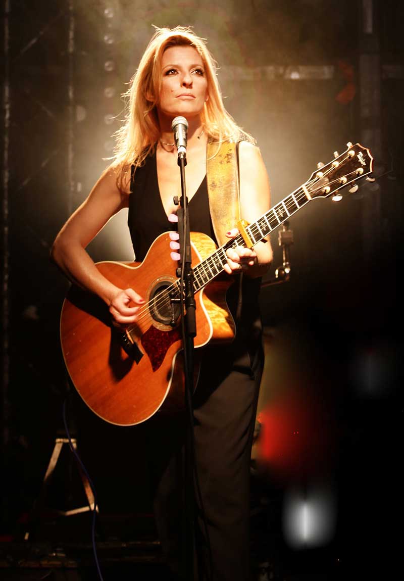 דנה ברגר מנגנת על גיטרה