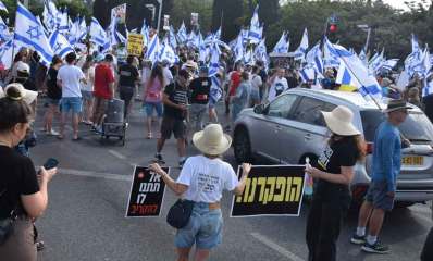המפגינים מרמת השרון חוסמים את צומת הכפר הירוק. צילום: מטה המחאה
