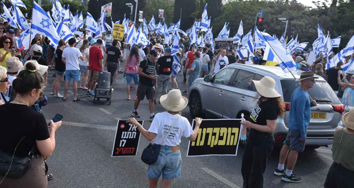 המפגינים מרמת השרון חוסמים את צומת הכפר הירוק. צילום: מטה המחאה