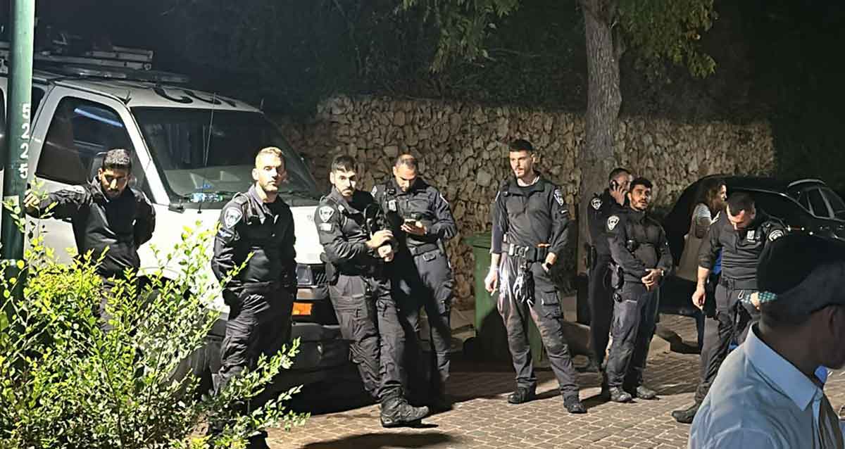 שוטרים מאבטחים את ביתו של יריב פישר בהפגנה