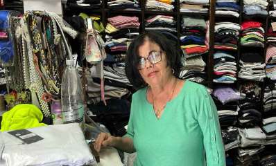 דרורה בחנות הבגדים שלה בהרצליה