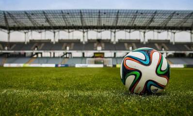 כדורגל מונח על כר דשא באיצטדיון כדורגל