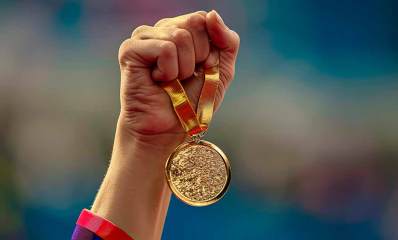 צילום אילוסטרציה של מדליית זהב מונפת באגרוף קפוץ