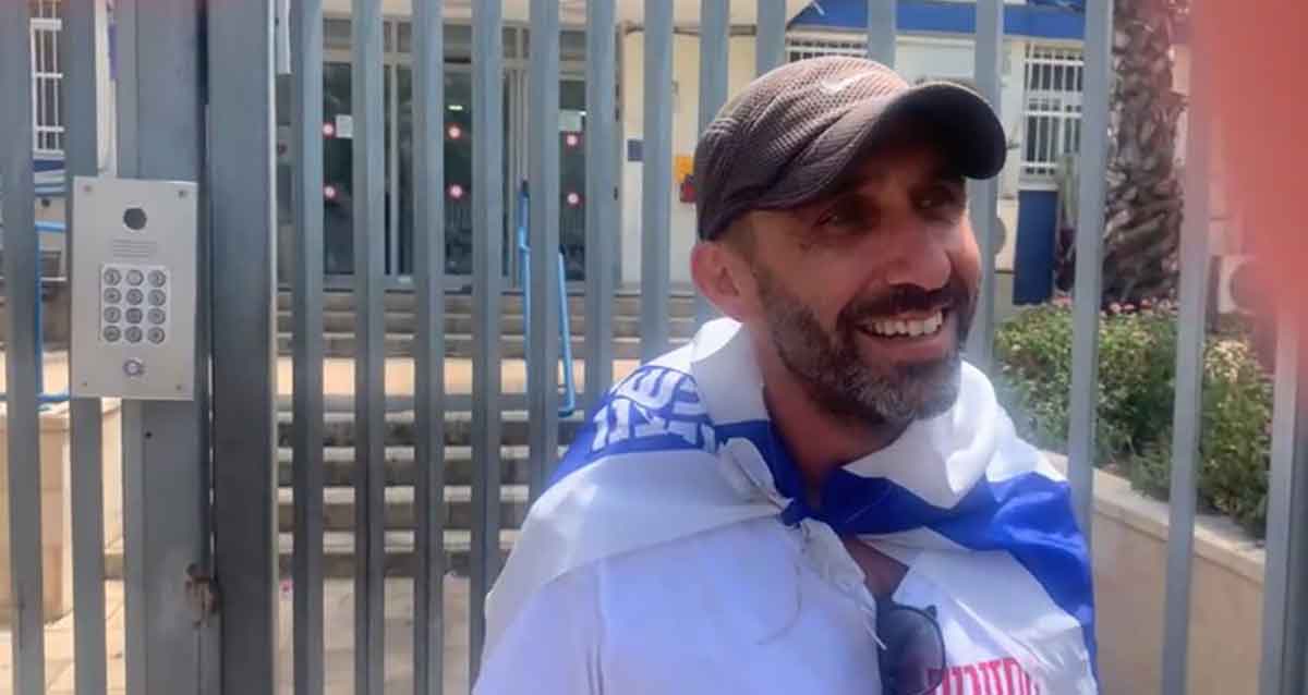 גיא קלנר מחוץ לתחנת גלילות אחרי ששוחרר. צילום: צילום: סגן ראש עיריית רמת השרון לשעבר, דני אדמסקי