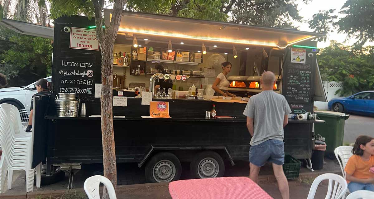 בר הפיצות והאלכוהול באמצע אי התנועה ברחוב הנביאים