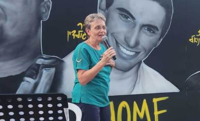 לאה גולדין נואמת בטקס למען החטופים שנערך בכפר סבא