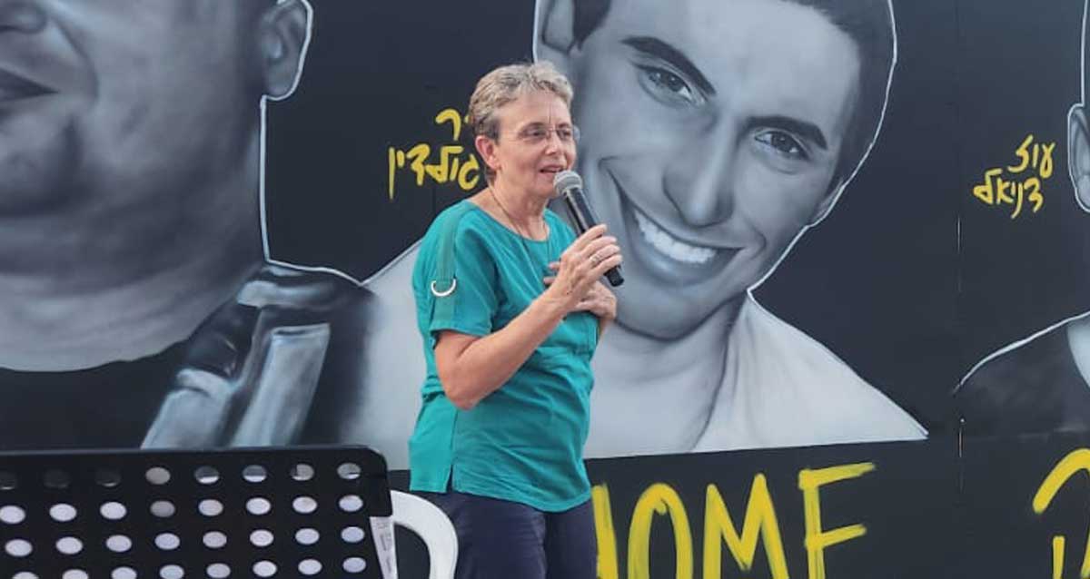 לאה גולדין נואמת בטקס למען החטופים שנערך בכפר סבא