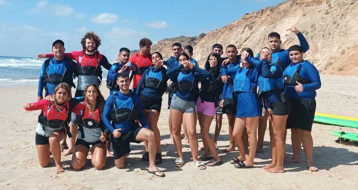 בני נוער לומדים גלישת גלים במסגרת פעילות של הגל שלי עם עיריית כפר סבא