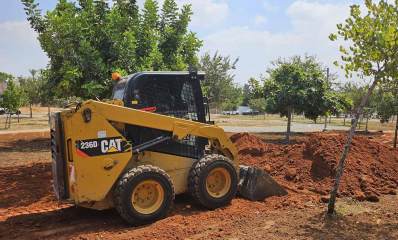 בובקט מבצע עבודות הכשרת השטח בשכונת קפלן