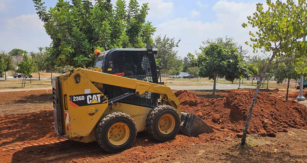 בובקט מבצע עבודות הכשרת השטח בשכונת קפלן