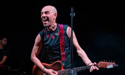 פבלו רוזנברג שר ומנגן על גיטרה בהופעה