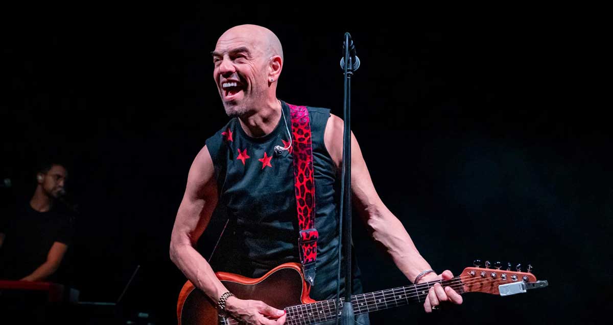 פבלו רוזנברג שר ומנגן על גיטרה בהופעה