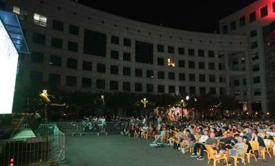 הקרנה קהילתית לתושבים ברחבת שער העיר הרצליה