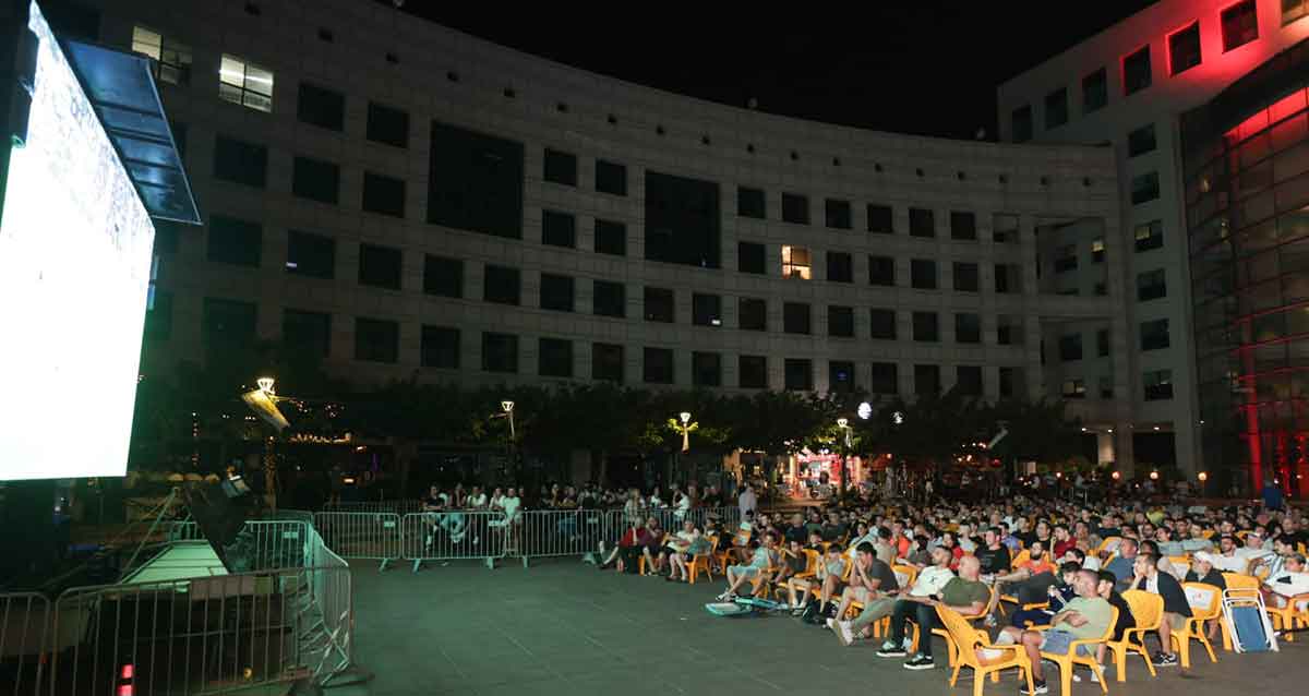 הקרנה קהילתית לתושבים ברחבת שער העיר הרצליה