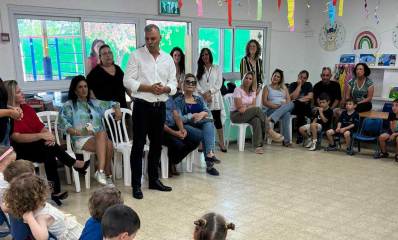 חנוכת פינת ההנצחה החדשה לזכרה של פלורה גז ז"ל. ראש עיר רפי סער בגן הילדים