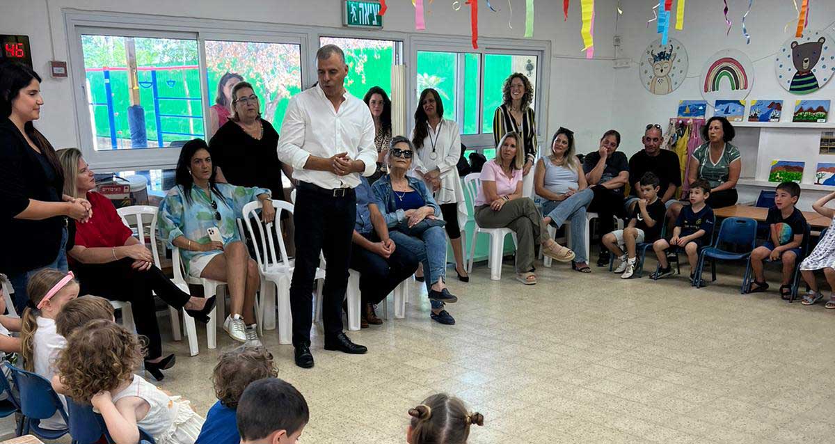 חנוכת פינת ההנצחה החדשה לזכרה של פלורה גז ז"ל. ראש עיר רפי סער בגן הילדים