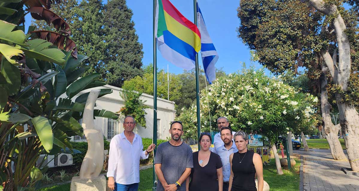 איציק רוכברגר מניף את הדגל הדרוזי בעיריית רמת השרון