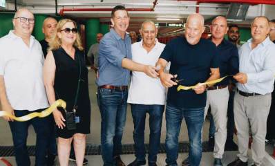אורי פלד ויריב פישר גוזרים את הסרט בחנוכת חניון ע"ש חיים פלד ז"ל
