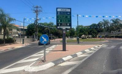 רחוב וינגייט, הרצליה. כיכר עם שילוט הכוונה לתל אביב, כפר שמריהו שכ' נוף ים וגן לאומי אפולוניה