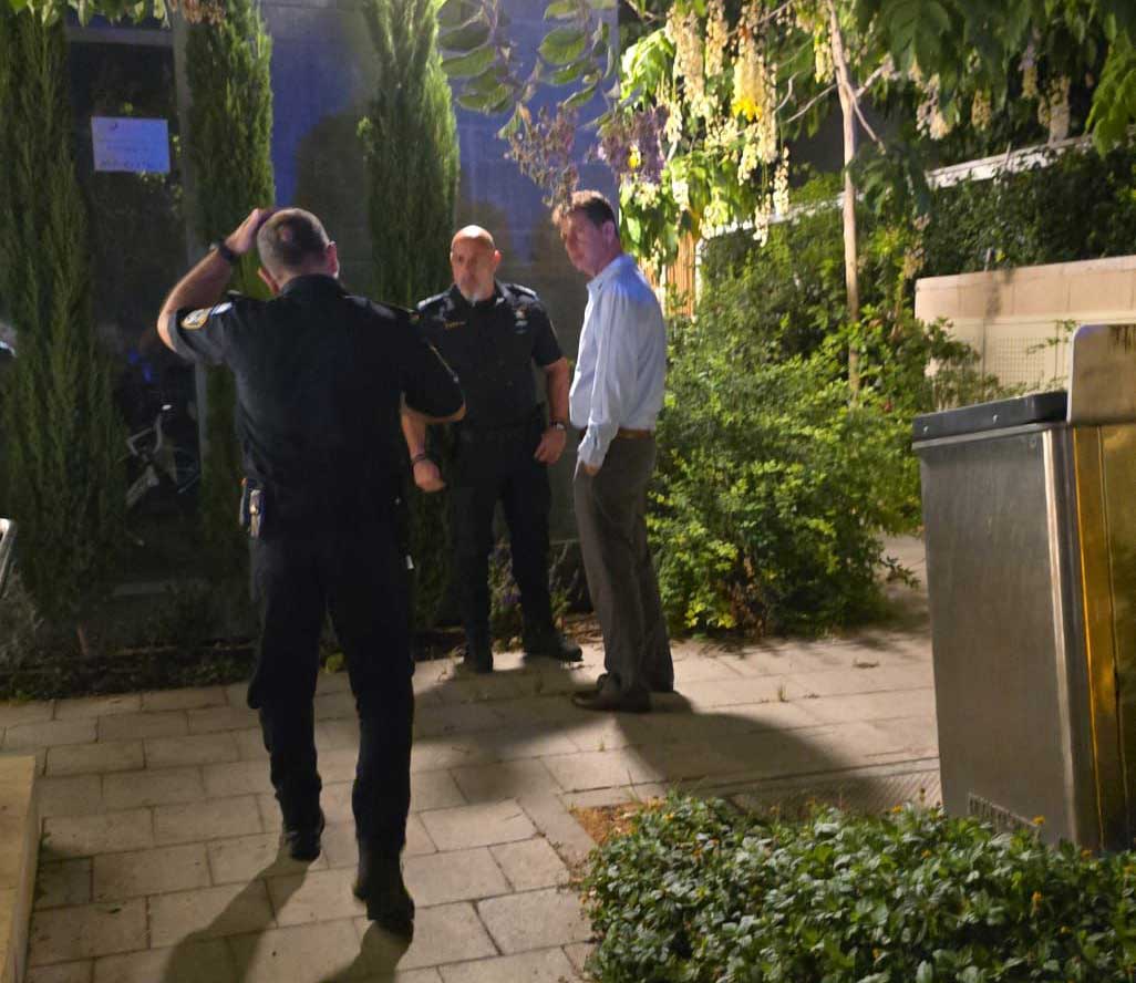 יריב פישר עם שוטרים בזירת האירוע בשכונת גליל ים