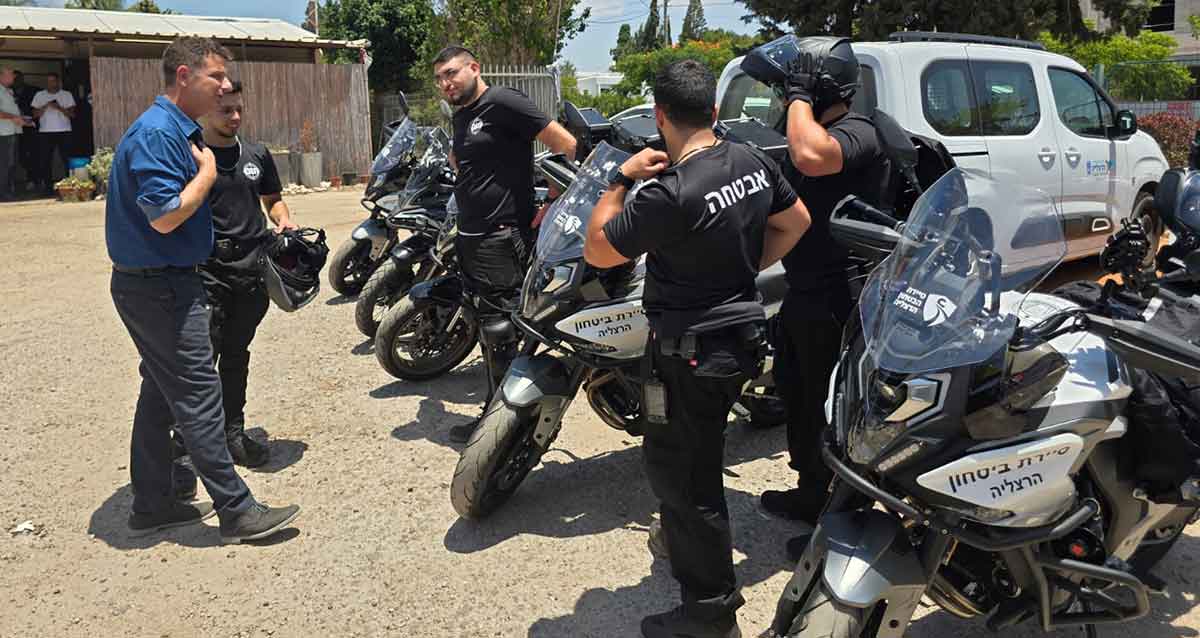יריב פישר עם אופנועים החדשים שהצטרפו לאגף הביטחון בעירייה