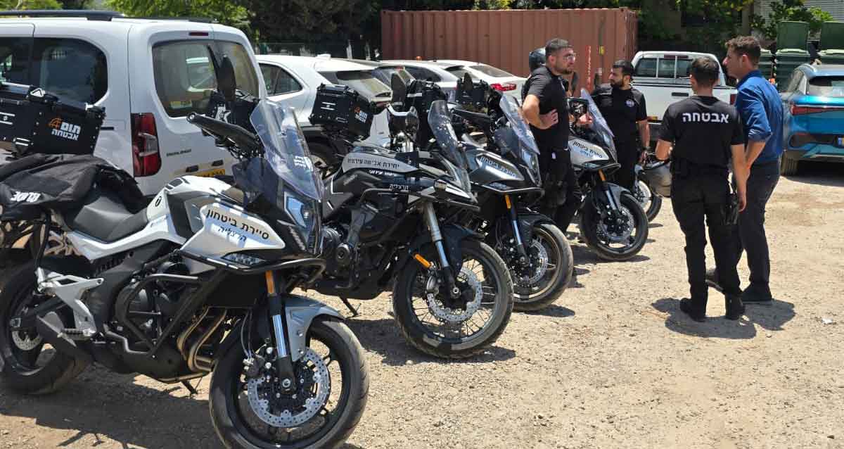 יריב פישר עם אופנועים החדשים שהצטרפו לאגף הביטחון בעירייה