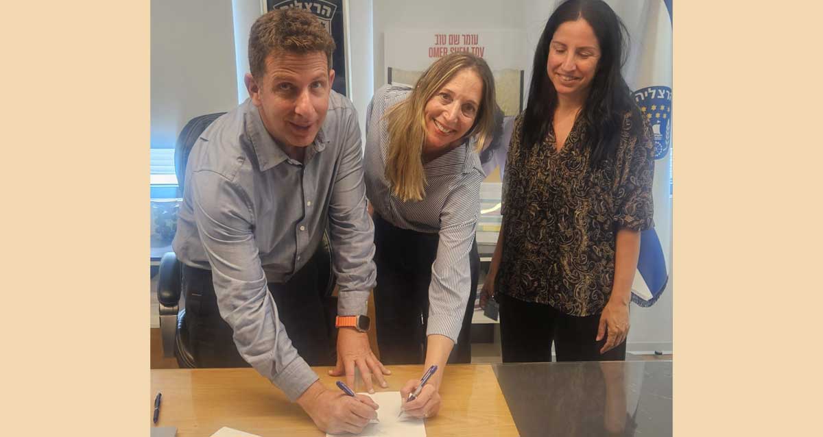 מימין לשמאל: שירה רייניץ, מנהלת האגף לשירותים חברתיים בעיריית הרצליה; אוסי שלמון, מנהלת תוכנית "אמצע הדרך"; וראש העיר יריב פישר. צילום: עיריית הרצליה