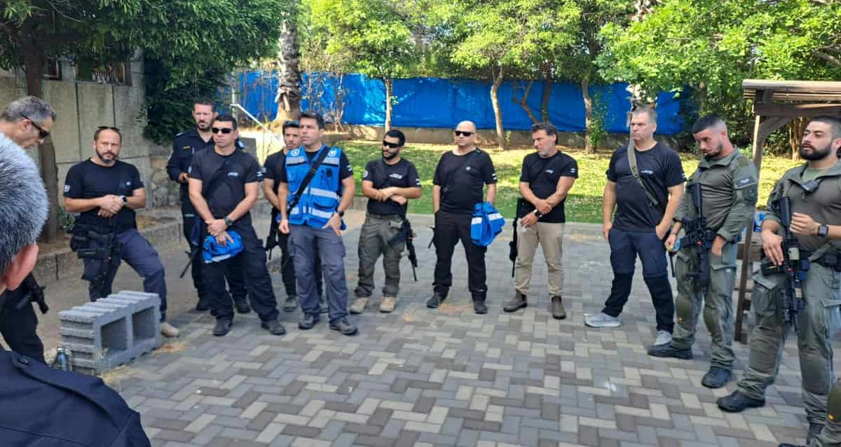 שוטרי מרחב ירקון ומתנדבי כיתת הכוננות של ת"א עומדים בשיחה הנוגעת לפעולה.