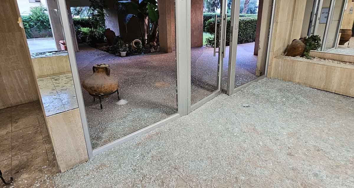 זכוכיות מנופצות בלובי הבניין ברחוב בר כוכבא 119, הרצליה