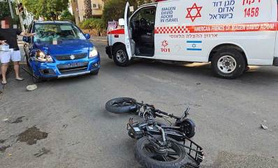 אמבולנס מד"א, תאונה בין רכב לאופניים חשמליים בהרצליה