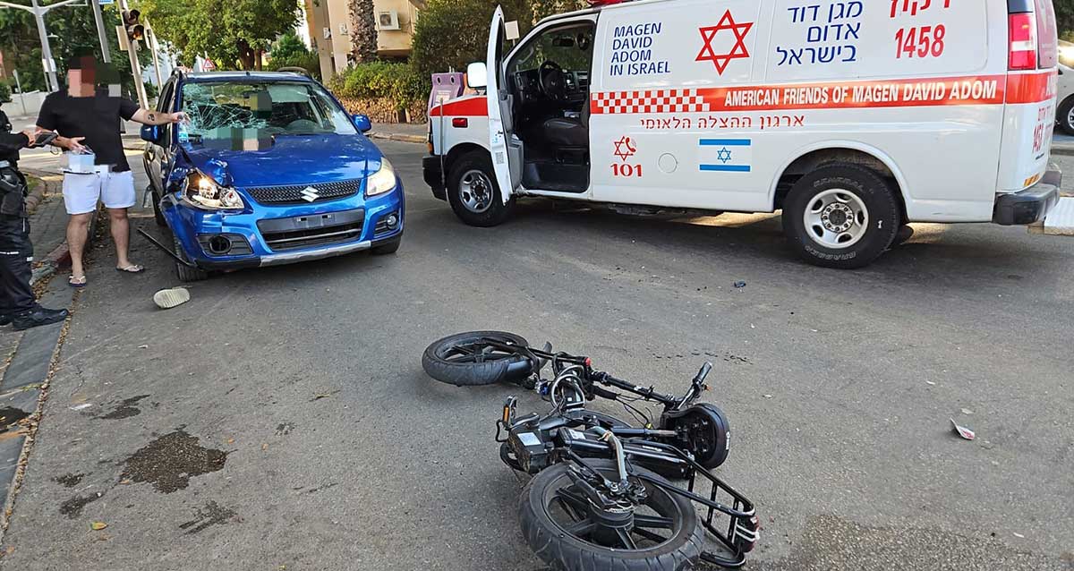 אמבולנס מד"א, תאונה בין רכב לאופניים חשמליים בהרצליה