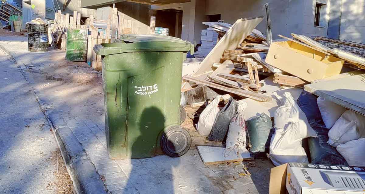 אתר בנייה בהרצליה הירוקה. אשפת הבנייה חוסמת את המעבר
