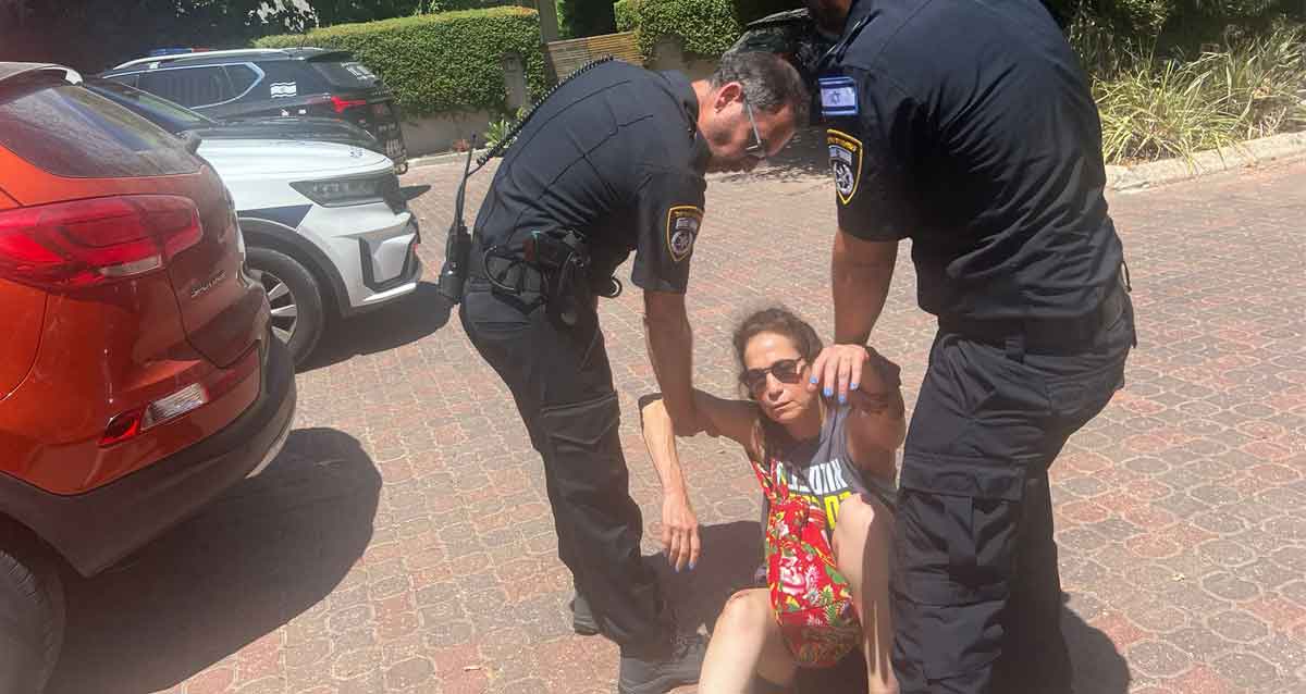 טלי בוקששתר נעצרת ונגררת על ידי השוטרים