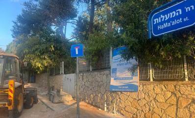 שלט רחוב המעלות הרצליה ב'. עבודות של טרקטור