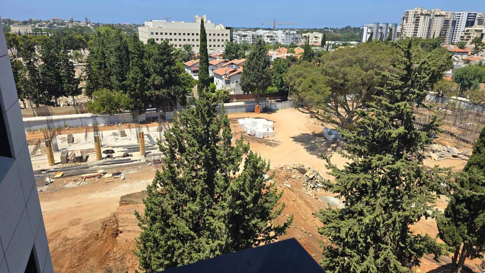 אולם הספורט הנבנה במתחם בית ספר הנדיב. צילום: מערכת שרון אונליין