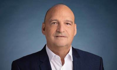 תמונה של עו"ד מיכה בלום היועץ המשפטי של עיריית רמת השרון, תמונה של חלק גוף עליון פנים וחזה. לבוש בחולצה לבנה עם כפתורים וז'קט שחור