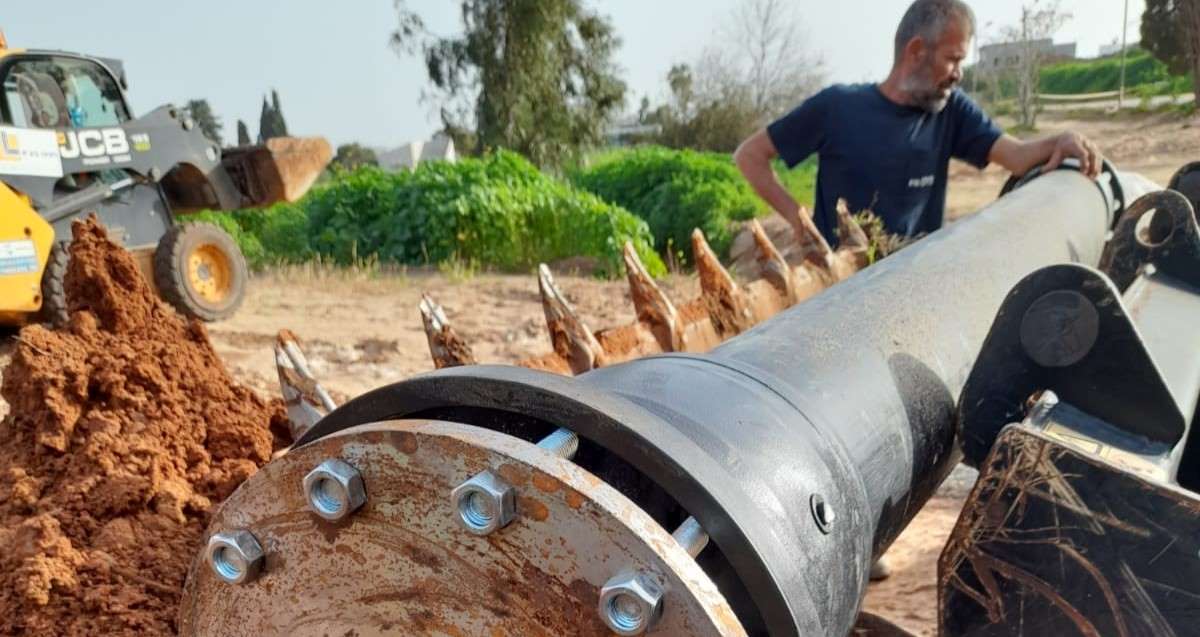 החלפת צינור בהוד השרון. צילום באדיבות מיה