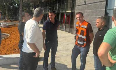 ראש העיר של רמת השרון במתחם אאורה ברחוב אילת