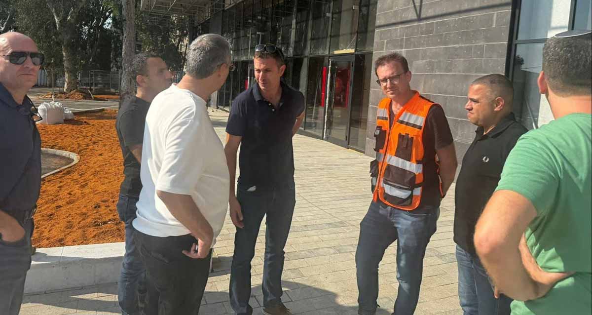 ראש העיר של רמת השרון במתחם אאורה ברחוב אילת