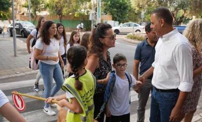 רפי סער, ראש העיר כפר סבא עם הורים וילדים במעבר חציה עם משמרות זה"ב
